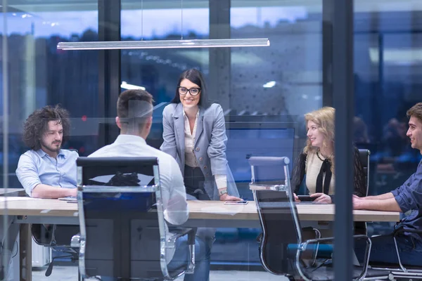 Başlangıç iş takım modern ofis binasındaki toplantıda