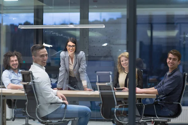 Opstarten Business Team tijdens bijeenkomst van moderne kantoorgebouw — Stockfoto