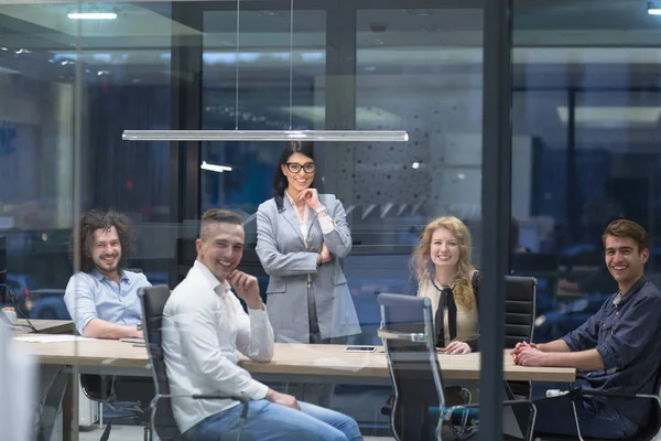 Démarrage d'une équipe d'affaires à une réunion dans un immeuble de bureaux moderne — Photo