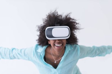 sanal gerçeklik VR kulaklık gözlük kullanan siyah kız