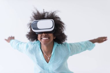 sanal gerçeklik VR kulaklık gözlük kullanan siyah kız