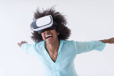 sanal gerçeklik VR kulaklık gözlük kullanan siyah kız