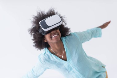 sanal gerçeklik VR kulaklık gözlük kullanan siyah kız