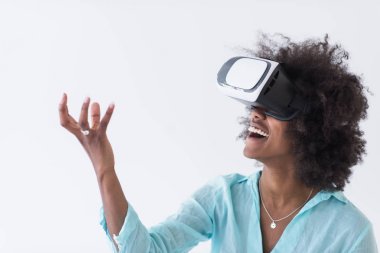 sanal gerçeklik VR kulaklık gözlük kullanan siyah kız