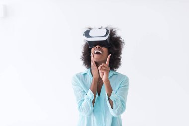 sanal gerçeklik VR kulaklık gözlük kullanan siyah kız