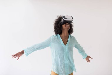 sanal gerçeklik VR kulaklık gözlük kullanan siyah kız
