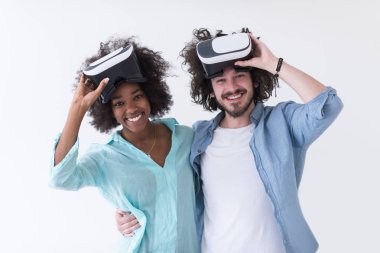 çok ırklı çift Başlarken Vr kulaklık gözlük kullanma deneyimi 