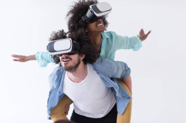 çok ırklı çift Başlarken Vr kulaklık gözlük kullanma deneyimi 