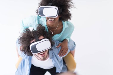 çok ırklı çift Başlarken Vr kulaklık gözlük kullanma deneyimi 