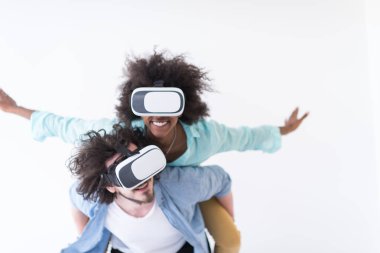 çok ırklı çift Başlarken Vr kulaklık gözlük kullanma deneyimi 