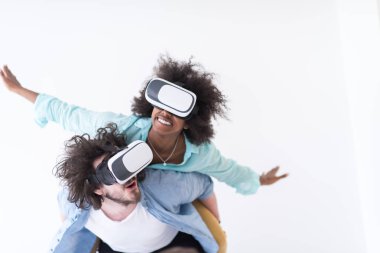 çok ırklı çift Başlarken Vr kulaklık gözlük kullanma deneyimi 