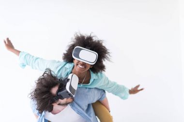 çok ırklı çift Başlarken Vr kulaklık gözlük kullanma deneyimi 
