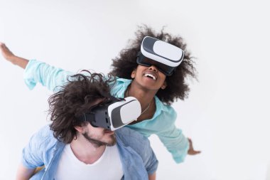 çok ırklı çift Başlarken Vr kulaklık gözlük kullanma deneyimi 