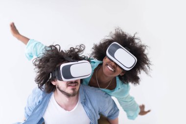 çok ırklı çift Başlarken Vr kulaklık gözlük kullanma deneyimi 