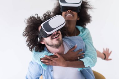 çok ırklı çift Başlarken Vr kulaklık gözlük kullanma deneyimi