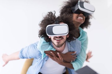 çok ırklı çift Başlarken Vr kulaklık gözlük kullanma deneyimi