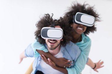 çok ırklı çift Başlarken Vr kulaklık gözlük kullanma deneyimi