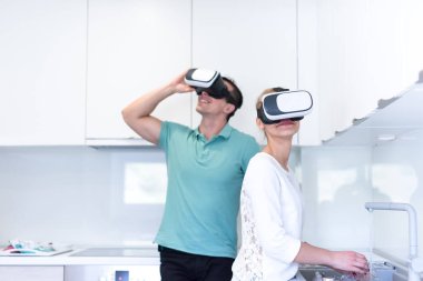 Genç çift VR-kulaklık gözlükle sanal gerçeklik