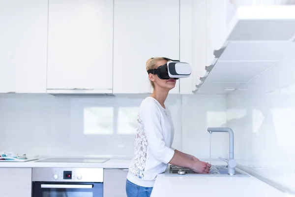 Mulher usando óculos VR-headset de realidade virtual — Fotografia de Stock
