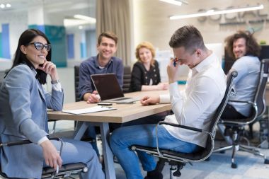 Modern ofis binasında Girişim İş Takımı Toplantısı