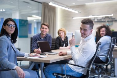 Modern ofis binasında Girişim İş Takımı Toplantısı