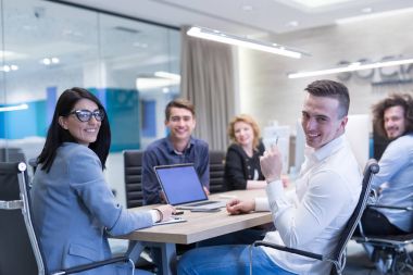 Modern ofis binasında Girişim İş Takımı Toplantısı