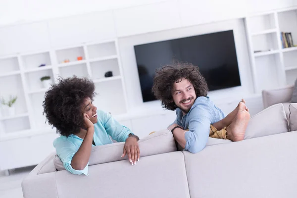 Giovane coppia multietnica in soggiorno — Foto Stock