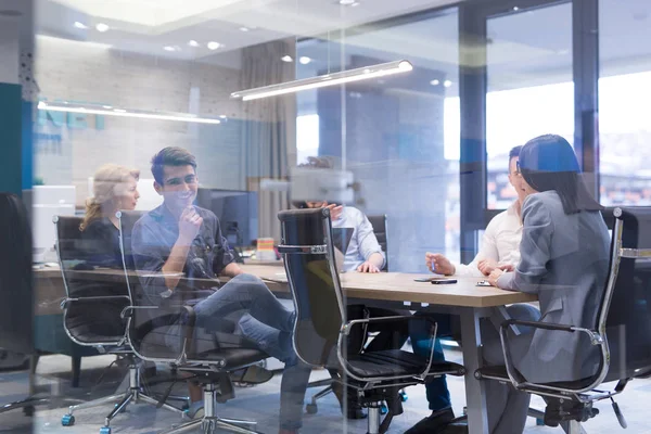 Startup Business Team Em uma reunião no prédio de escritórios moderno — Fotografia de Stock