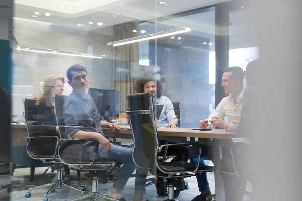 Startup Business Team Em uma reunião no prédio de escritórios moderno — Fotografia de Stock