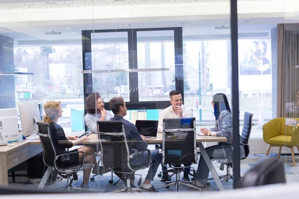 Startup-Business-Team bei einem Treffen in einem modernen Bürogebäude — Stockfoto