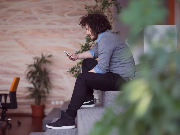 Joven hombre de negocios casual sosteniendo smartphone — Foto de Stock