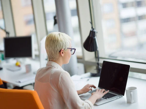 Geschäftsfrau mit Laptop im Startup-Büro — Stockfoto