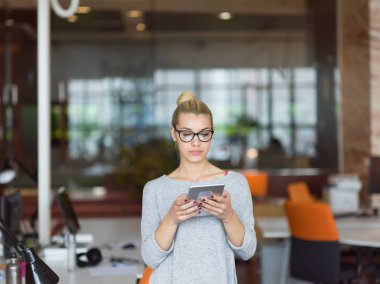 Dijital tablet gece ofiste çalışan kadın