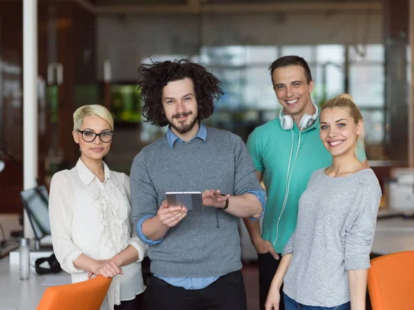 Grupa ludzi pracy z tabletem biznesowym w startup pakietu office — Zdjęcie stockowe