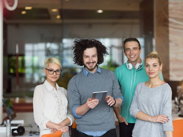 Группа деловых людей, работающих с планшетом в офисе стартапа — стоковое фото
