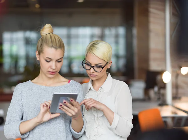 Bastante Businesswomen usando tableta — Foto de Stock