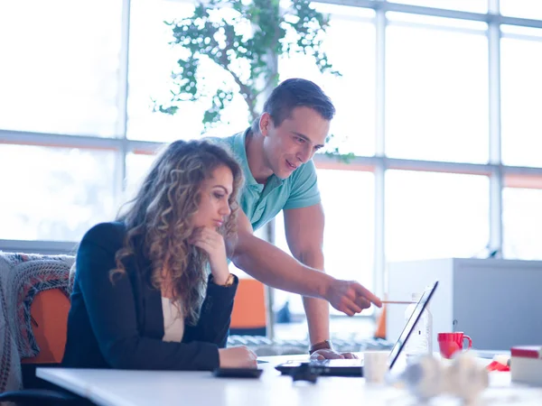 Designer im nächtlichen Startup-Büro — Stockfoto