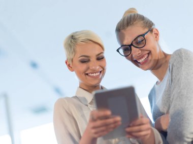 Güzel iş kadınları tablet kullanma 