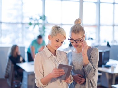 Güzel iş kadınları tablet kullanma 