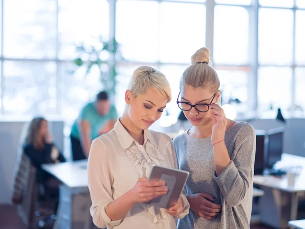 Güzel iş kadınları tablet kullanma 