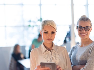 Güzel iş kadınları tablet kullanma 