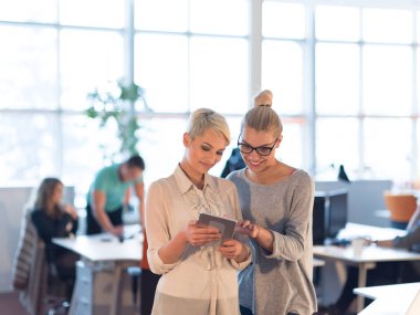 Güzel iş kadınları tablet kullanma 