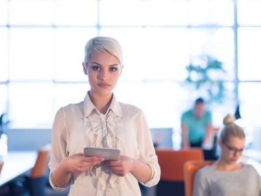 Dijital tablet gece ofiste çalışan kadın