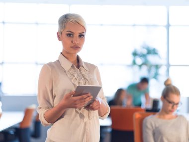 Dijital tablet gece ofiste çalışan kadın