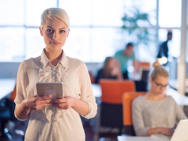 Dijital tablet gece ofiste çalışan kadın