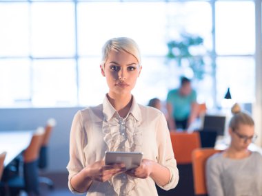 Dijital tablet gece ofiste çalışan kadın