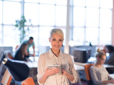 Dijital tablet gece ofiste çalışan kadın