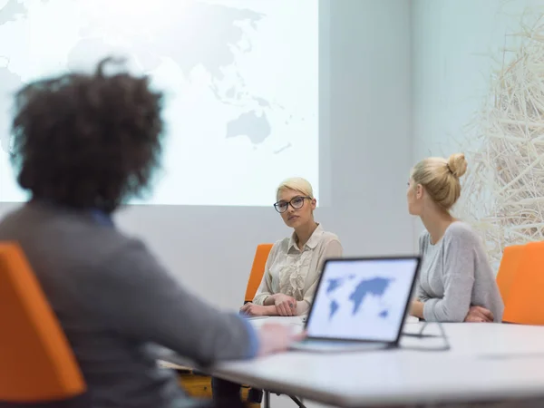 Équipe de démarrage d'entreprise lors d'une réunion — Photo