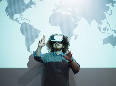 VR-kulaklık gözlükle sanal gerçekliğin işadamı