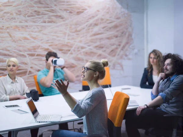 Ομάδα επιχειρήσεων εκκίνησης χρησιμοποιώντας το σετ κεφαλής εικονικής πραγματικότητας — Φωτογραφία Αρχείου